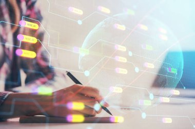 Dünya haritası hologramı ve veri tema simgeleriyle notlar alan ellerin çoklu pozlanması. Küresel bilgisayar verisi kavramı.