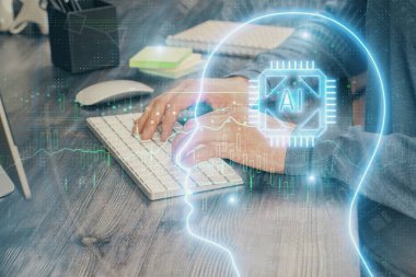 Bilgisayar geçmişi ve beyin temalı hologramı olan bir adam. Beyin fırtınası kavramı. Çift pozlama.