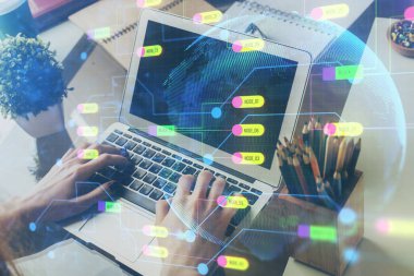 Bilgisayar geçmişi üzerinde çalışan bir adamla çok sayıda teknolojik holograma maruz kalma. Büyük veri kavramı.