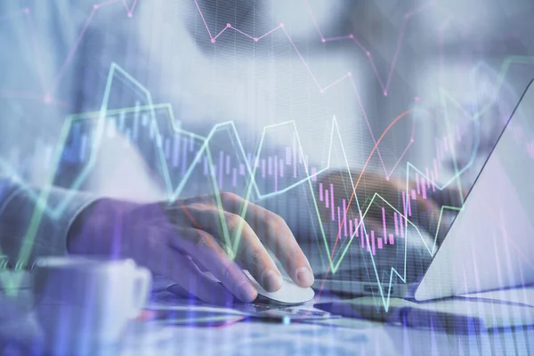 Doble exposición del gráfico de divisas con el hombre que trabaja en la computadora en el fondo. Concepto de análisis de mercado . — Foto de Stock