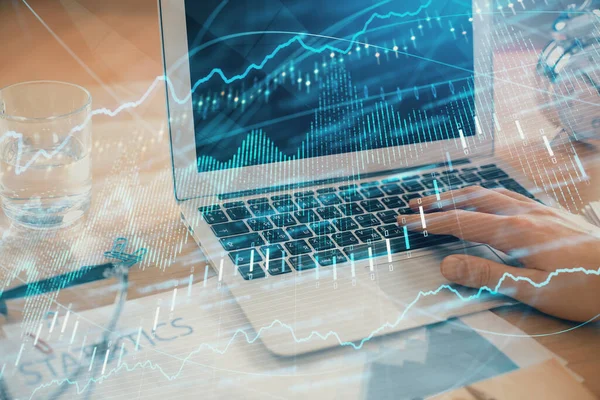 Mehrfachbelichtung des Marktdiagramms mit einem Mann, der am Computer im Hintergrund arbeitet. Konzept der Finanzanalyse. — Stockfoto