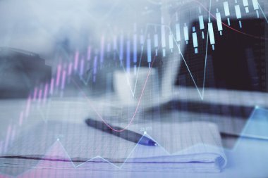 Finansal grafik çizimleri ve açık defter arkaplanı olan bir masa. Önx pazarı kavramı