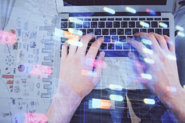Erkeklerin ellerinin bilgisayar klavyesini ve veri temalı hologram çizimini yazarken çoklu pozlama. Üst Manzara. Teknoloji konsepti.