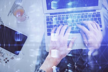 Erkeklerin ellerinin bilgisayar klavyesini ve veri temalı hologram çizimini yazarken çoklu pozlama. Üst Manzara. Teknoloji konsepti.