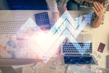 Kadın ve erkeğin birlikte çalışırken ve ok çekerken çift pozlama. Bilgisayar arkaplanı. Üst Manzara. Büyüme kavramı.