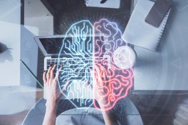 Bilgisayar ve insan beyin hologramı çizimleri üzerinde çalışan bir kadının çifte pozu. Üst Manzara. Ai kavramı.
