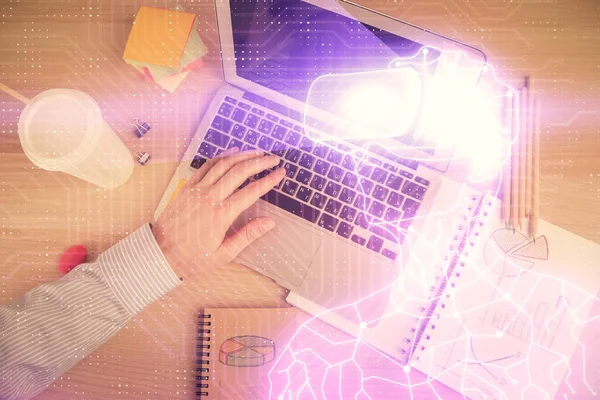 Dubbel exponering av män händer skriva över datorns tangentbord och virtuell verklighet hologram ritning. Högst upp. Teknikkoncept. Framtiden. — Stockfoto