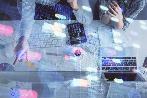 Doble exposición del hombre y la mujer que trabajan juntos y el dibujo del holograma del tema de datos. Antecedentes. Vista superior. — Foto de Stock