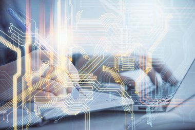 Bilgisayar ve dünya haritası çizimleri üzerinde çalışan kadın elleri çift pozlama. Uluslararası teknoloji sektörü konsepti.