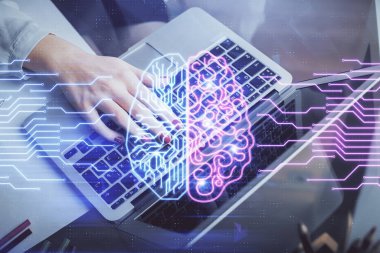 Bilgisayar ve insan beyin hologramı çizimleri üzerinde çalışan kadın ellerine çok maruz kaldı. Ai teknoloji konsepti.