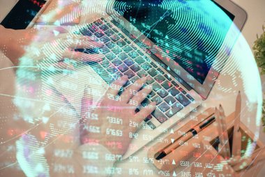 Kadın elinin bilgisayar ve iş temalı hologram çizimlerinde çifte pozlama. Başarı konsepti.