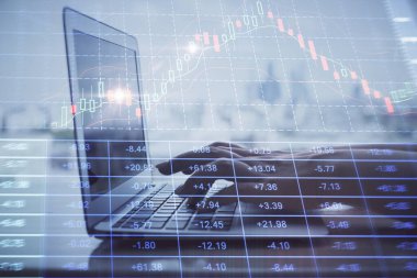 Bilgisayarda ve ön x grafik hologram çiziminde kadın eli yazarken çift pozlama. Borsa analizi kavramı.