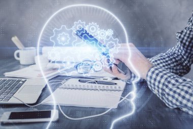 Erkeklerin el ele tutuşup dijital bir cihaz ve beyin hologramı çizimleri kullanırken çift pozlama. Veri kavramı.