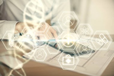 Erkeklerin el ele tutuşup, telefon ve DNA çizimlerini kullanırken çift pozlama. Tıp eğitimi kavramı.