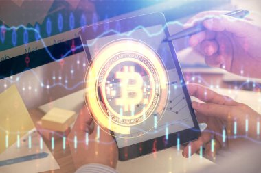 Erkeklerin el ele tutuşmalarının ve telefon ve kripto para birimi engelleme teması çiziminin iki kez görüntülenmesi.