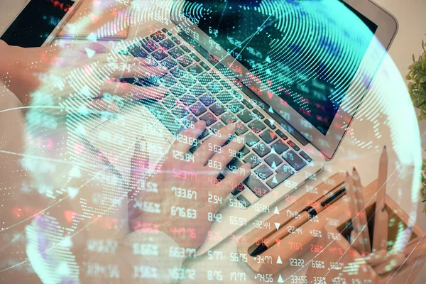 Kadın elinin bilgisayar ve iş temalı hologram çizimlerinde çifte pozlama. Başarı konsepti.