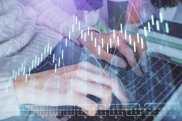 Doble exposición de las manos de la mujer escribiendo en la computadora y el dibujo del holograma gráfico de divisas. Concepto de inversión bursátil. —  Fotos de Stock