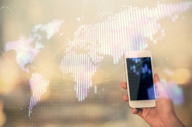 İş temasının çifte pozlandırılması hologram ve cep telefonu kullanan bir kadın..