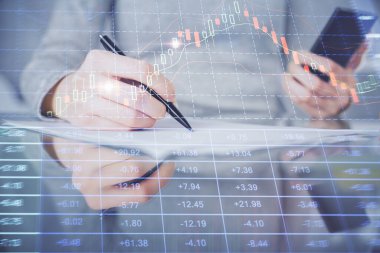 Ön x çizelgesine çift pozlama, hologram çizimi ve cep telefonu kullanan bir kadın. Finansal piyasa kavramı.