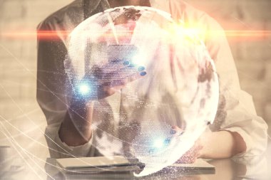 İş temasının çifte pozlandırılması hologram ve cep telefonu kullanan bir kadın..