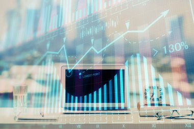 Kişisel bilgisayar arkaplanına çizilmiş borsa hologramı. Çoklu maruz kalma. Yatırım kavramı.