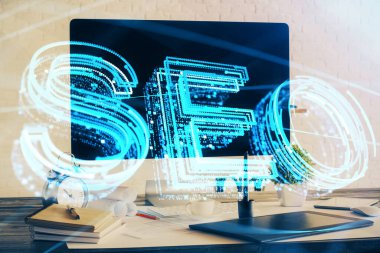 Bilgisayar ve seo çizim hologramı olan bir masanın çifte görüntüsü. Arama optimizasyon kavramı.