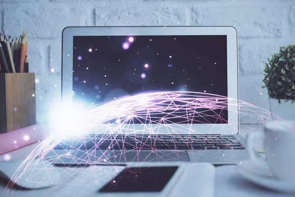 Computer op desktop met sociaal netwerk hologram. Dubbele belichting. Concept van internationale mensenconnecties. — Stockfoto