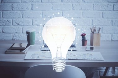 Bilgisayar ofisinde ampul simgesi hologramıyla birlikte. Çifte maruziyet. Fikir kavramı.