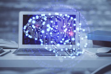 Bilgisayar ve beyin hologramı ile çalışma masasının çoklu açığı. Beyin fırtınası konsepti.