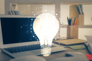 Bilgisayar ofisinde ampul simgesi hologramıyla birlikte. Çoklu maruz kalma. Fikir kavramı.