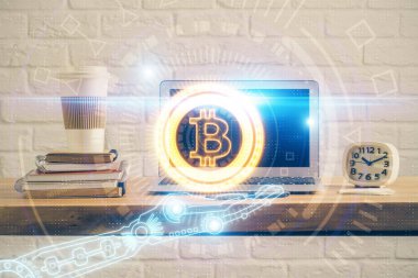 Blockchain temalı holograma ve bilgisayar arkaplanlı masaya çoklu maruz kalma. Bitcoin şifreleme para birimi kavramı.