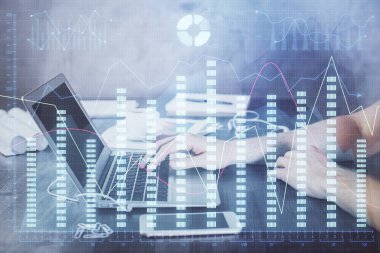 Arka planda bilgisayarla çalışan bir adamla iki kez ön x çizelgesine maruz kaldık. Pazar analizi kavramı.