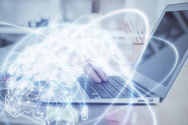 Arka planda dizüstü bilgisayarda çalışan iş adamlarının çoklu pozları. Uluslararası iş hologramı önde. Başarı kavramı.