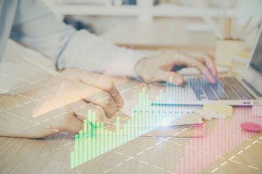 Adam ile mali grafik multi pozlama arka planda ofiste çalışır. Analiz kavramı.