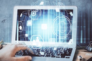 Arka planda bilgisayarla çalışan bir adamın bulunduğu medya ağı temalı hologram. İnternet iletişimi kavramı. Çift pozlama.