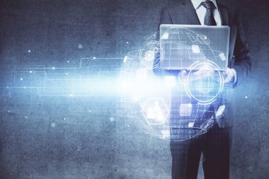 Arka planda bilgisayarla çalışan bir adamın bulunduğu medya ağı temalı hologram. İnternet iletişimi kavramı. Çift pozlama.