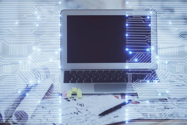 Computador na área de trabalho no escritório com tecnologia tema holograma. Exposição múltipla. Conceito técnico . — Fotografia de Stock