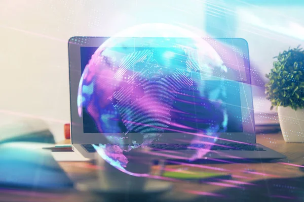 Bilgisayar, teknoloji temalı hologramla birlikte ofiste. Çoklu maruz kalma. Teknoloji kavramı. — Stok fotoğraf
