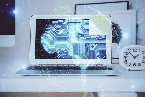 Dupla exposição da mesa de trabalho com computador e holograma de esboço cerebral. Conceito de brainstorming . — Fotografia de Stock