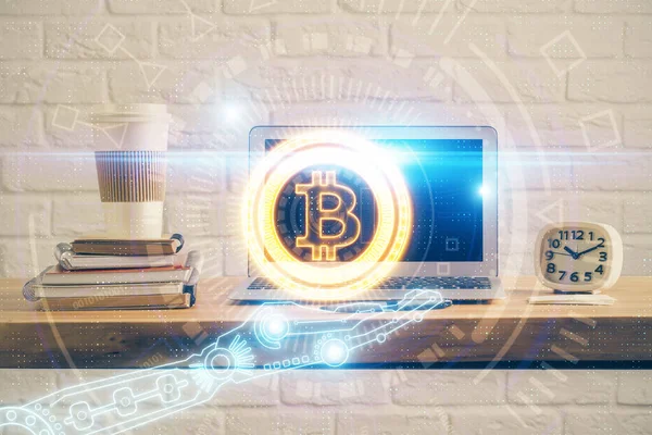 Blockchain temalı holograma ve bilgisayar arkaplanlı masaya çoklu maruz kalma. Bitcoin şifreleme para birimi kavramı.