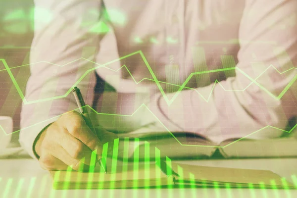 Finanzhandelsdiagramm doppelt exponiert mit Mann Desktop-Hintergrund. — Stockfoto