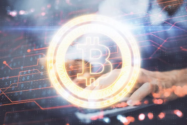Crypto munt thema hologram met zakenman werkt op de computer op de achtergrond. Concept van blockchain. Dubbele belichting. — Stockfoto