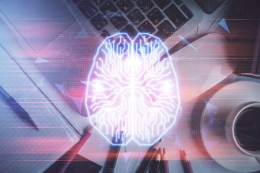 Üst görünüm çalışma masası arka planında bilgisayarla beynin hologramına çoklu pozlama. Büyük veri kavramı.