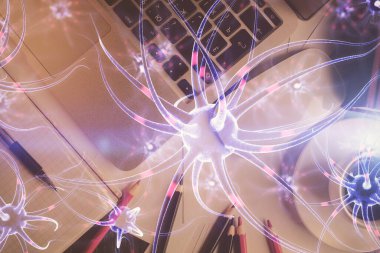 Masaüstü arkaplanındaki bilgisayarın üzerinde nöron hologramı çizimleri. Üst Manzara. Çoklu maruz kalma. Eğitim kavramı.