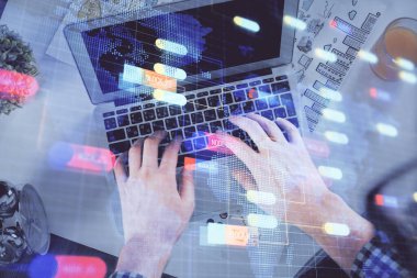 Erkeklerin ellerinin bilgisayar klavyesini ve veri temalı hologram çizimlerini yazarken çift pozlama. Üst Manzara. Teknoloji konsepti.