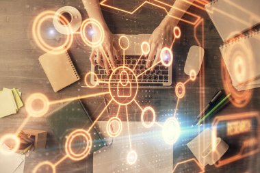 Bilgisayar ve sosyal ağ temalı hologram çizimlerinde çalışan kadın elleri çift pozlama. Üst Manzara. İnsanlar bağlantı konsepti.