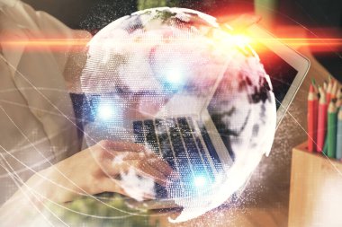 Kadın elinin bilgisayar ve iş temalı hologram çizimlerinde çifte pozlama. Başarı konsepti.