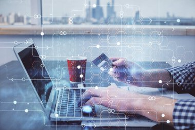 Elinde kredi kartı ve veri teması çizimi olan bir adamın ellerine iki kez maruz kalmış. E-ticaret ve teknoloji kavramı.