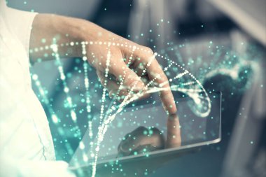 Erkeklerin el ele tutuşup, telefon ve DNA çizimlerini kullanırken çift pozlama. Tıp eğitimi kavramı.