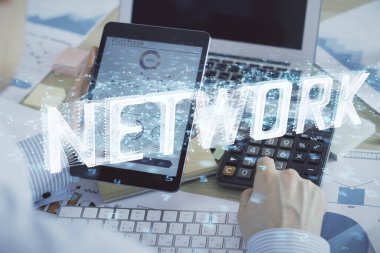 Erkeklerin el ele tutuşup dijital bir cihaz ve veri temalı hologram çizimi kullanırken çift pozlama. Teknoloji konsepti.